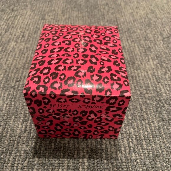 Betsy Johnson Leopard & Brass Buckle Strap Women’s Watch (EUC) - Picture 2 of 4